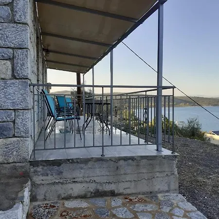 Porto τριόροφος μανιάτικος πύργος με βραχυχρόνια μίσθωσης καψοκολης προκοπιος Сasa de vacaciones *