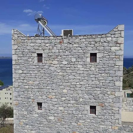 Porto τριόροφος μανιάτικος πύργος με βραχυχρόνια μίσθωσης καψοκολης προκοπιος *